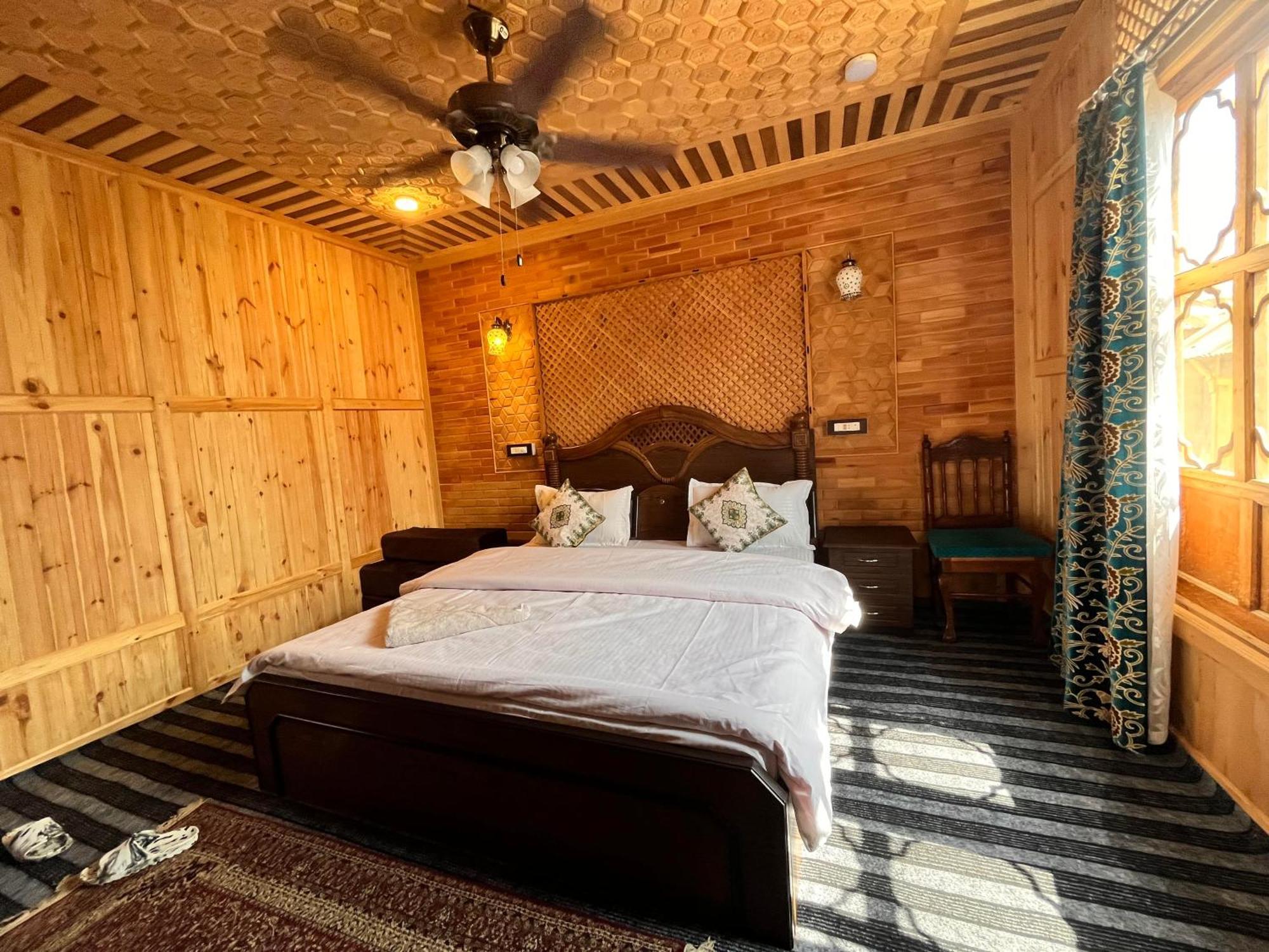 The Heritage Group Of Houseboats Srinagar  Exterior photo